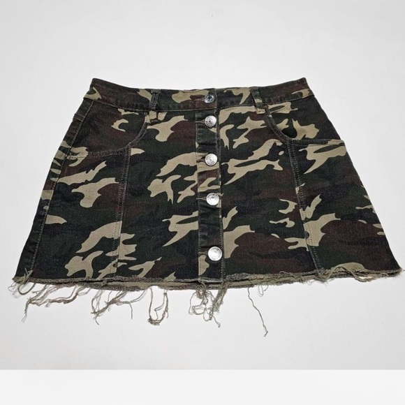 Almost Famous fatigue mini skirt, size 11 - Picture 1 of 3